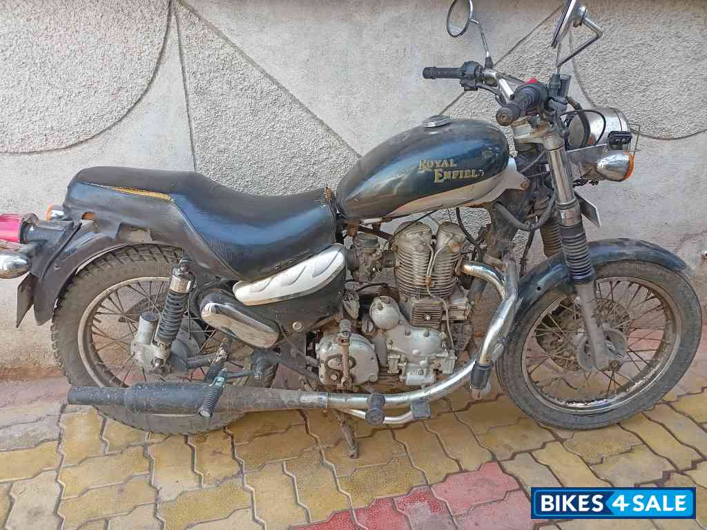 Black Royal Enfield Thunderbird 350