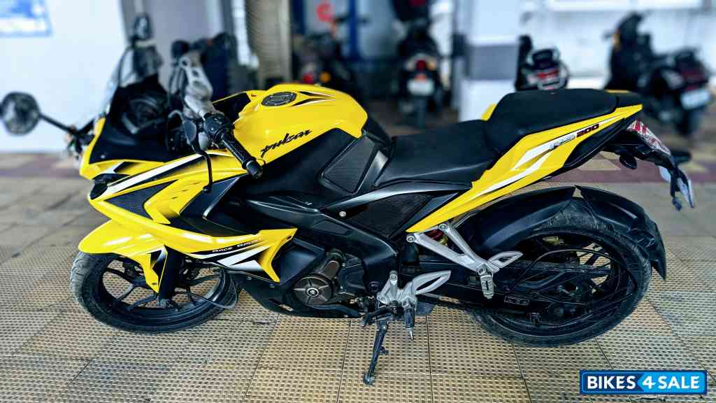 Bajaj Pulsar RS 200