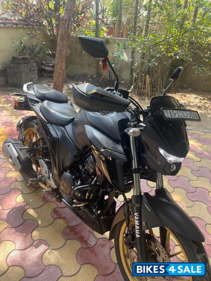 Black Yamaha FZS 25 BS6
