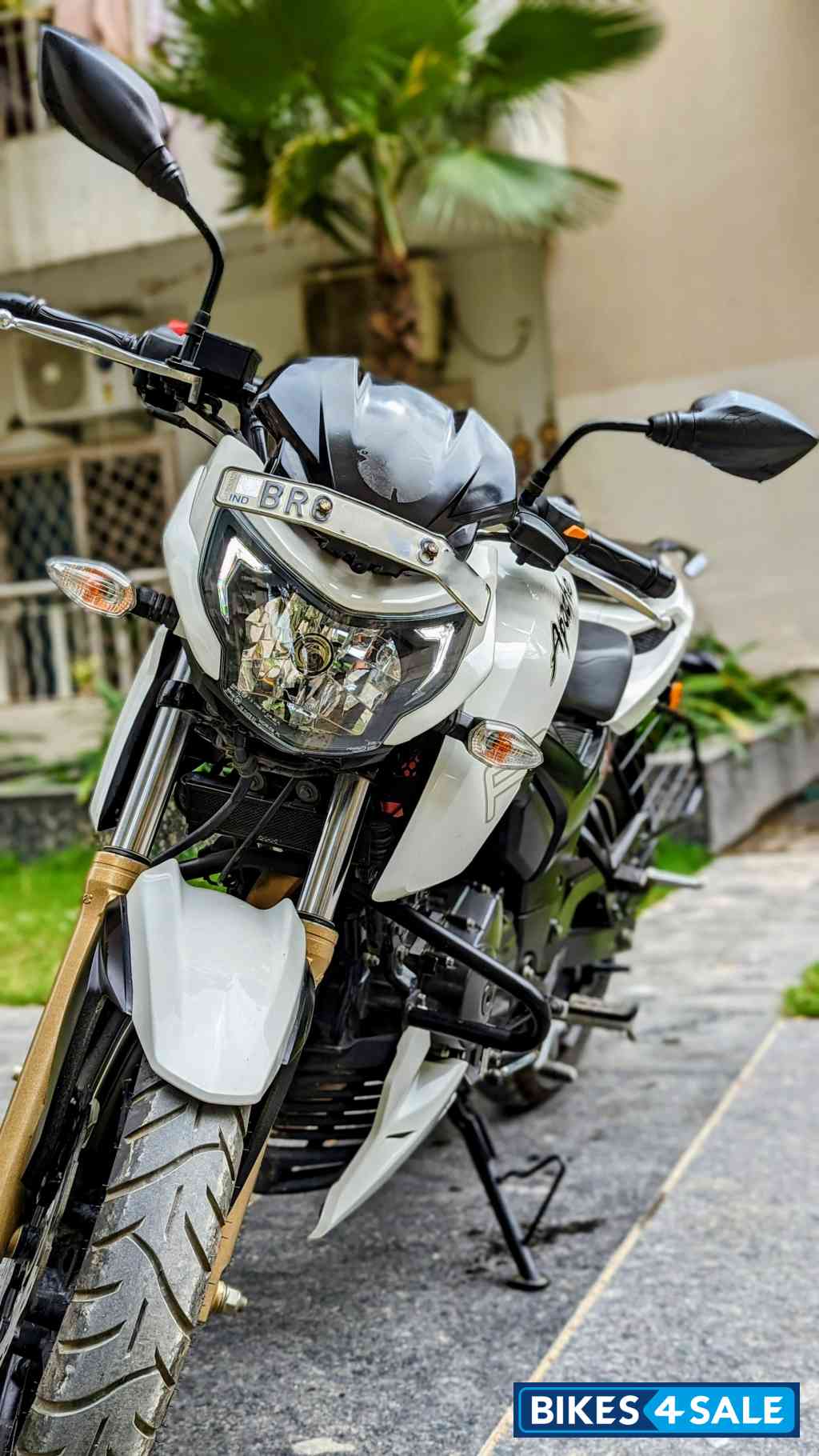 White TVS Apache RTR 200 Fi 4V