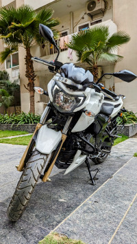 White TVS Apache RTR 200 Fi 4V