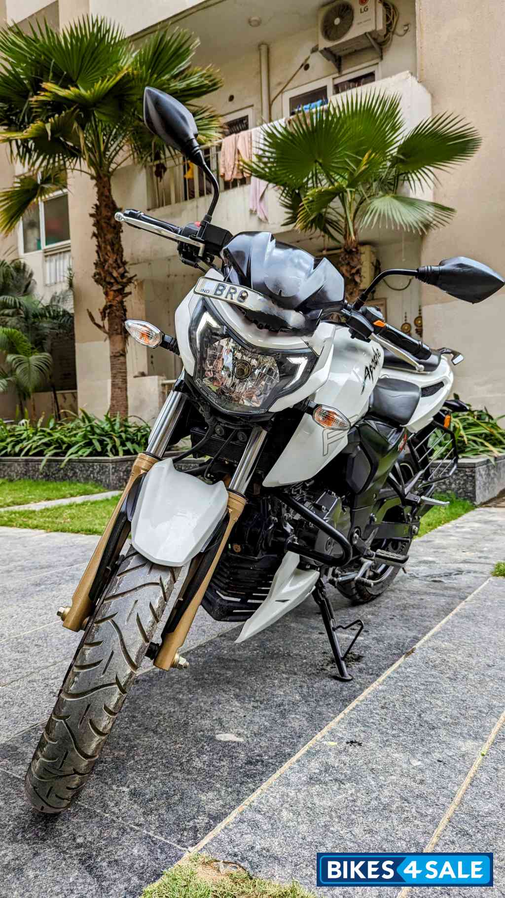 White TVS Apache RTR 200 Fi 4V