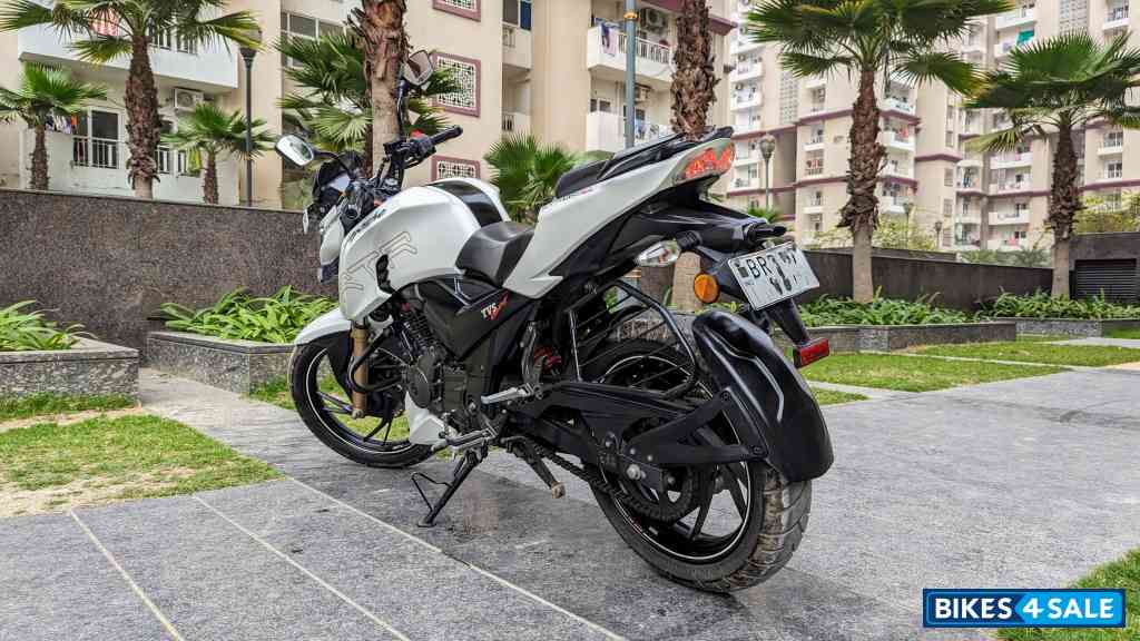 White TVS Apache RTR 200 Fi 4V