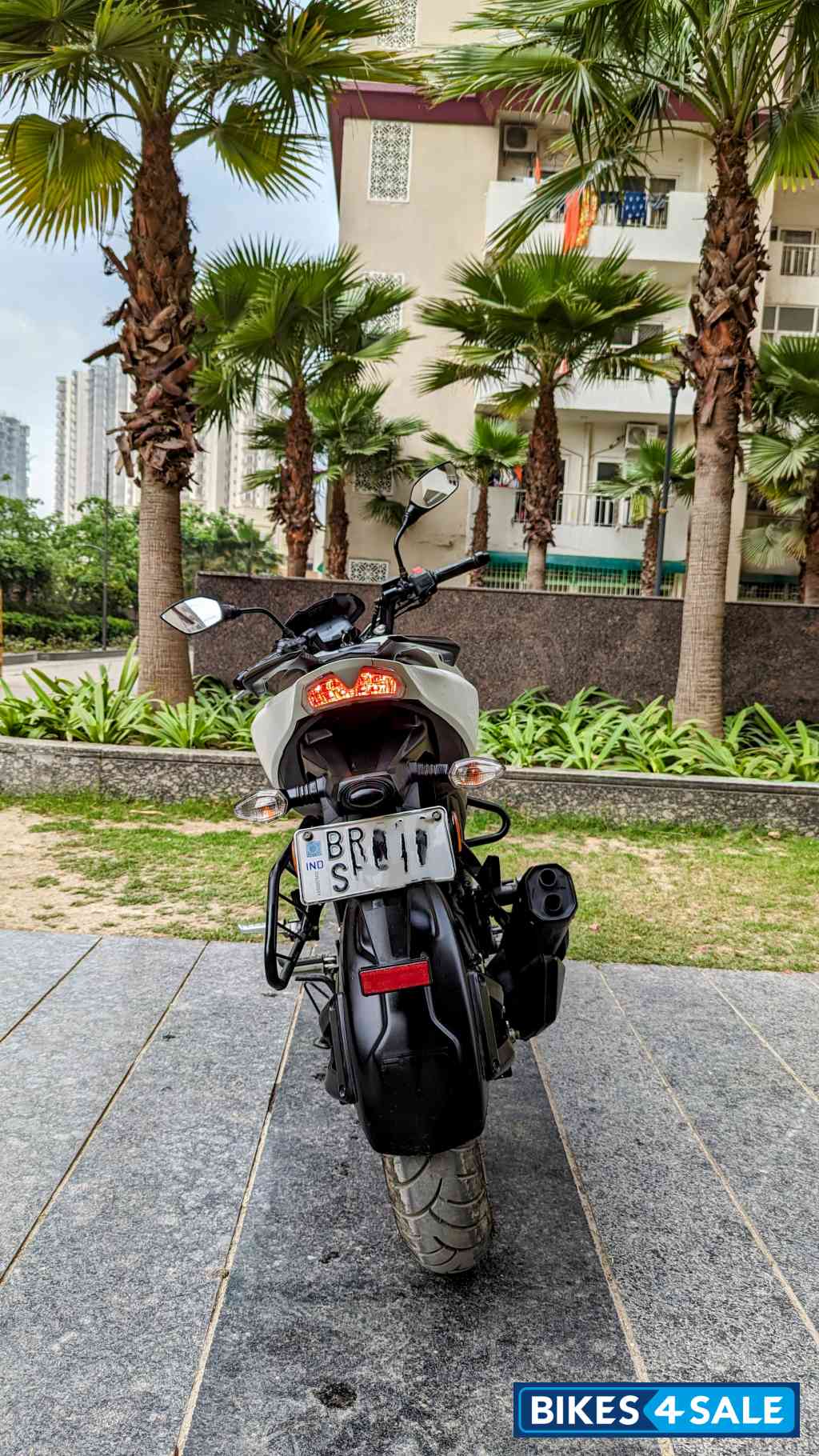 White TVS Apache RTR 200 Fi 4V