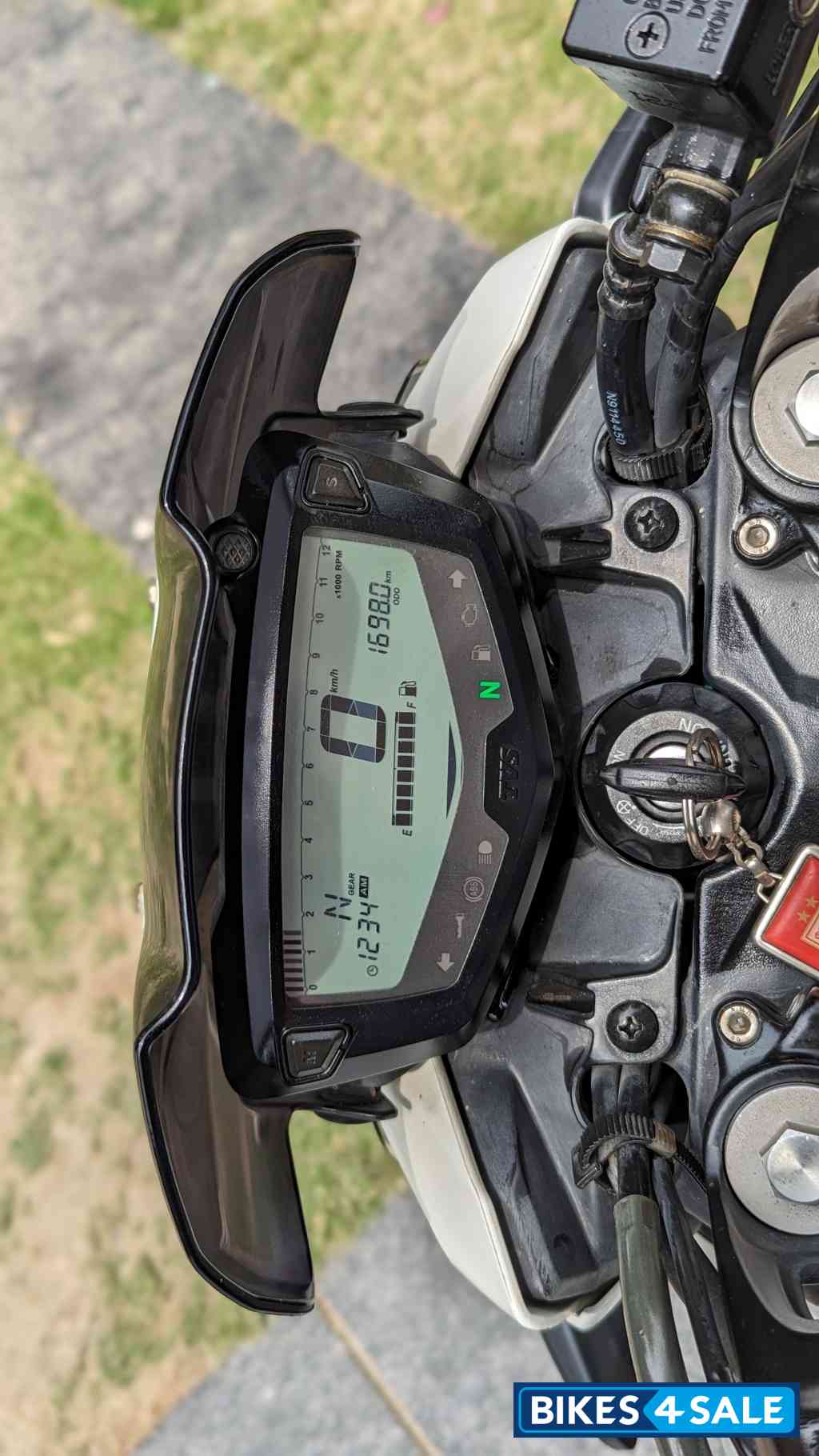 White TVS Apache RTR 200 Fi 4V