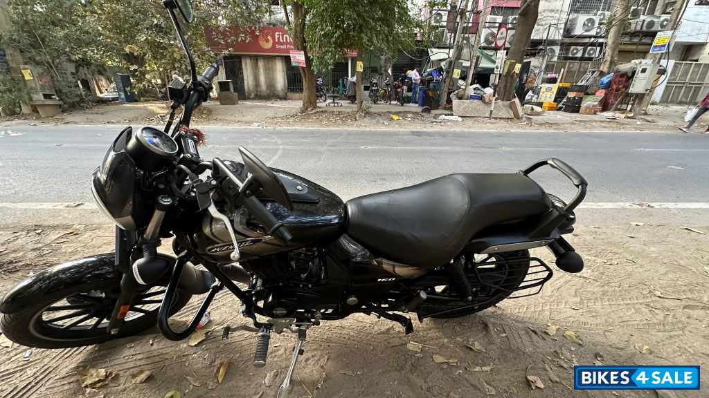 Black Bajaj Avenger Street 160 BS6