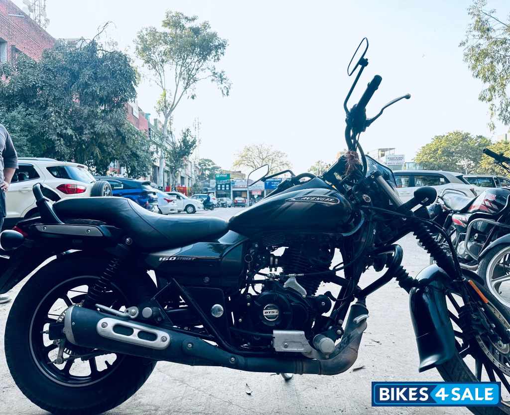 Black Bajaj Avenger Street 160 BS6