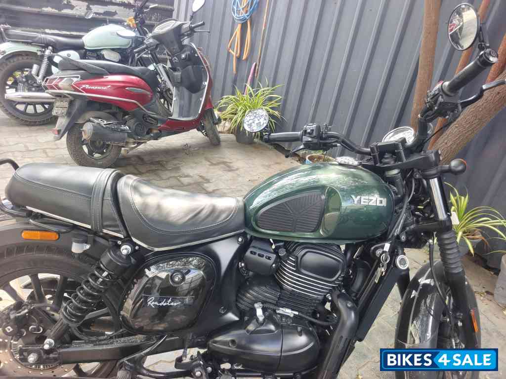 Yezdi Roadster Dual Tone