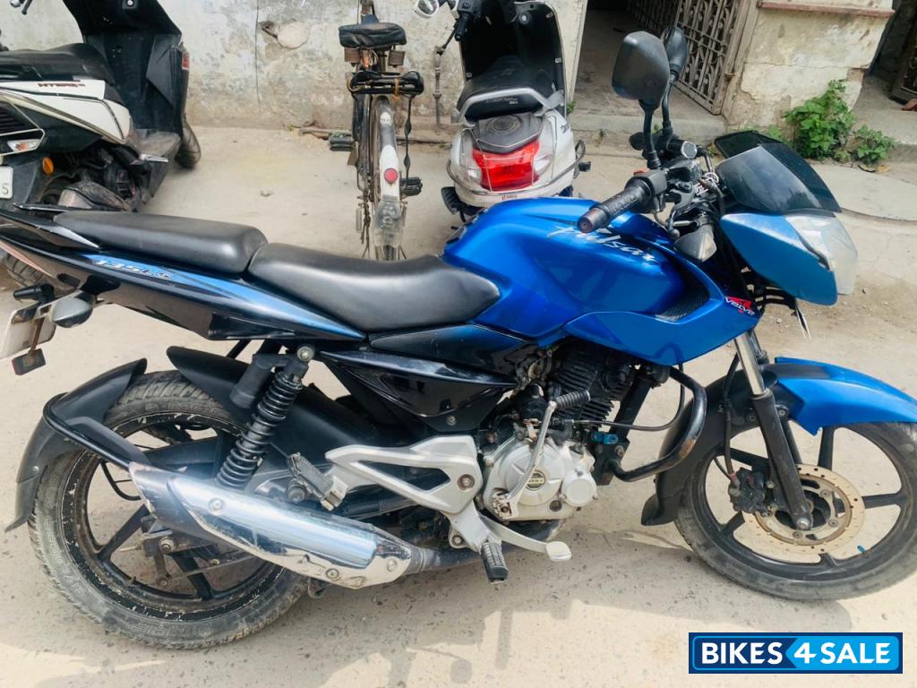 Blue Bajaj Pulsar 135LS