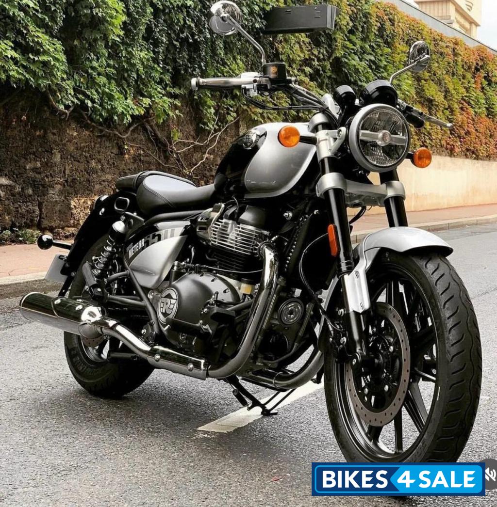 Intersteller Gray Royal Enfield  Super Meteor 650
