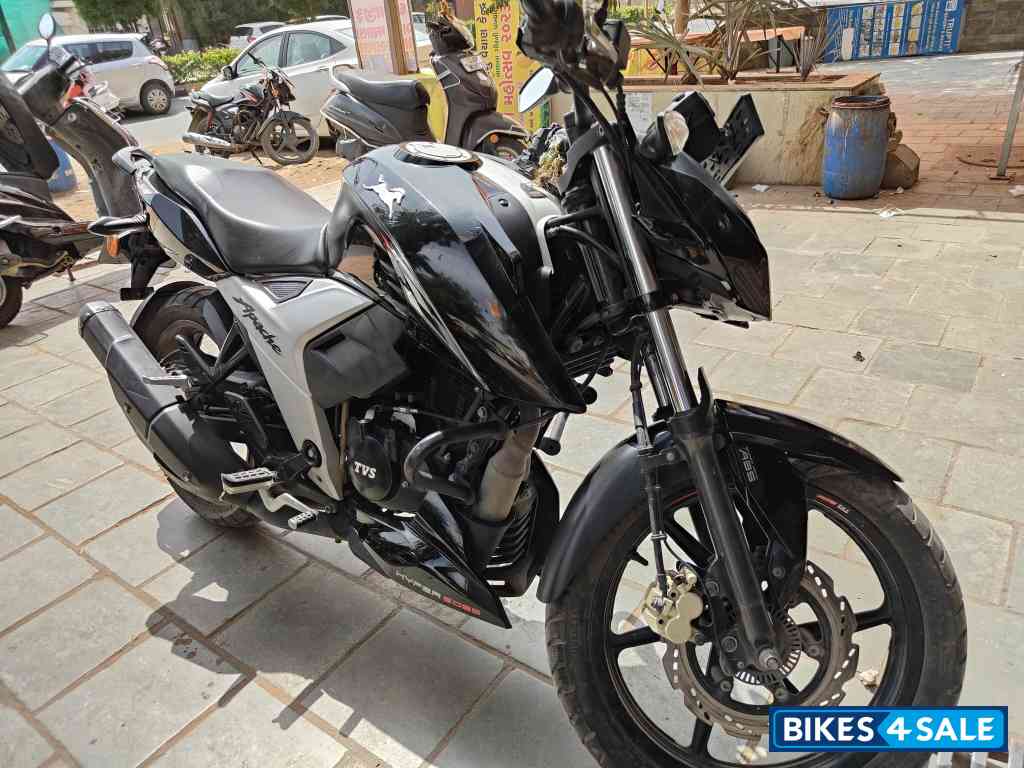 Black TVS Apache RTR 160 4V BS6