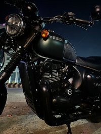 Yezdi Roadster Dark 2023 Model