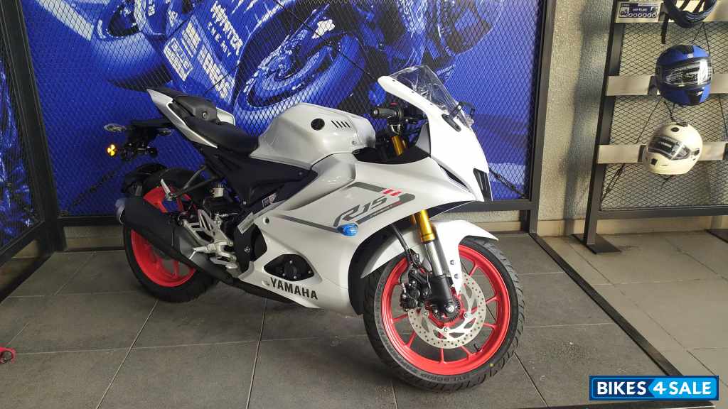 White Yamaha R15 V4