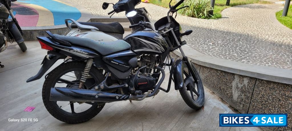 Black Honda Shine 125