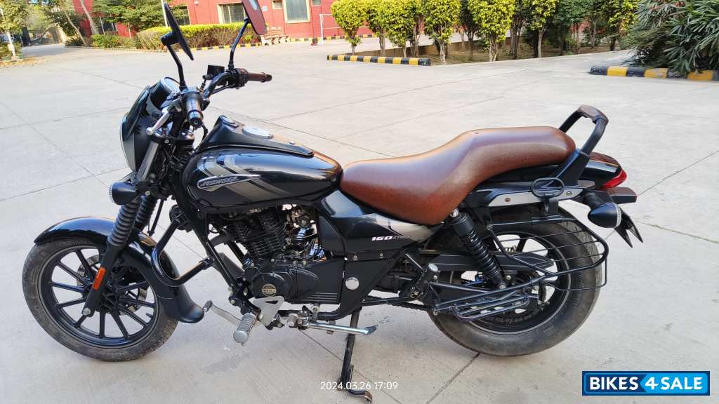 Black Bajaj Avenger Street 160 BS6