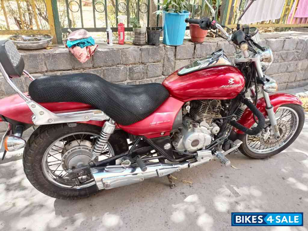 Red Bajaj Avenger 220 DTS-i