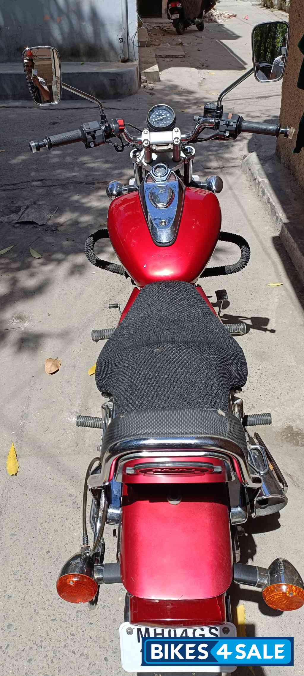 Red Bajaj Avenger 220 DTS-i