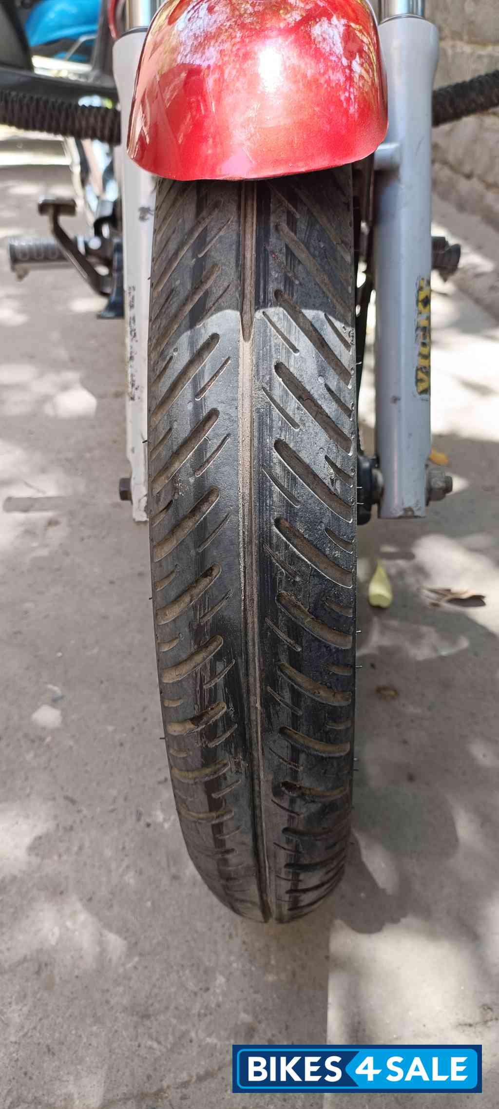 Red Bajaj Avenger 220 DTS-i