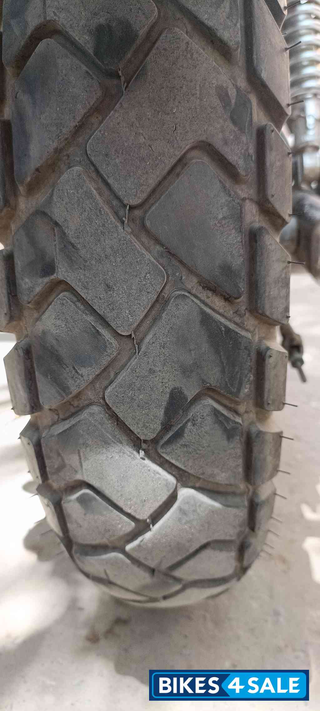 Red Bajaj Avenger 220 DTS-i