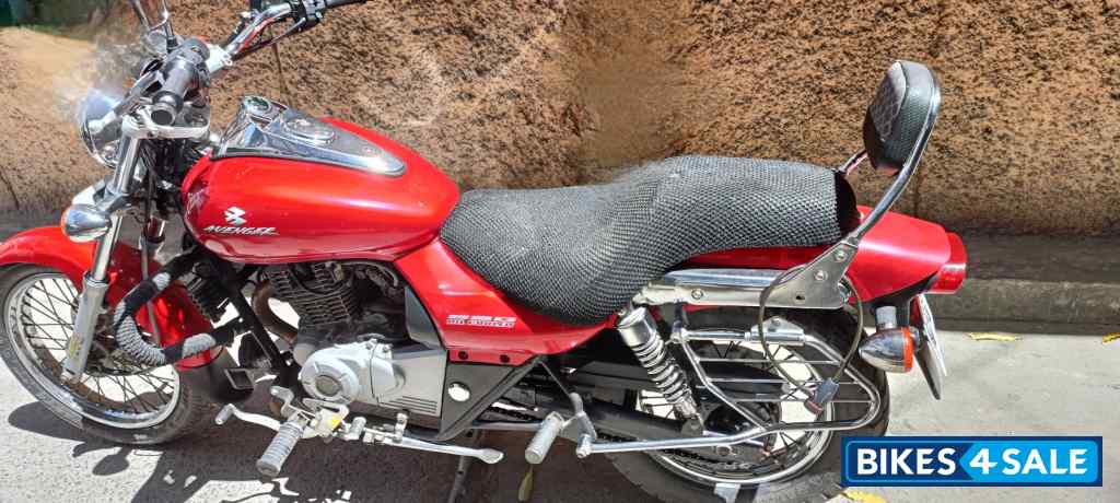 Red Bajaj Avenger 220 DTS-i