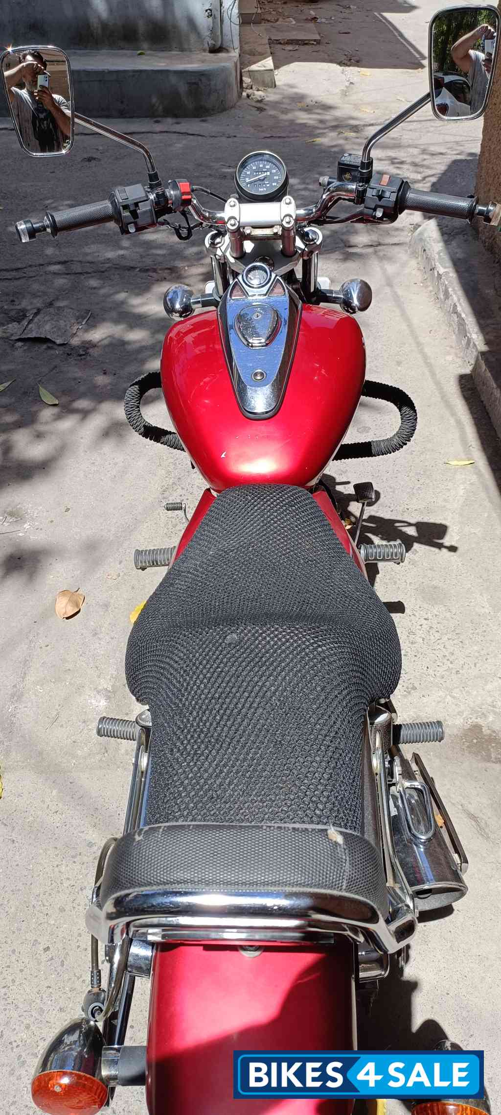 Red Bajaj Avenger 220 DTS-i