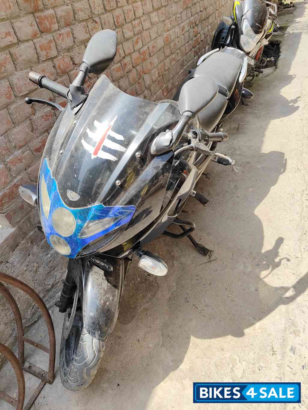 Black Bajaj Pulsar 220F