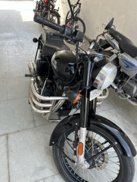 Jet Black Royal Enfield Bullet 350 ES