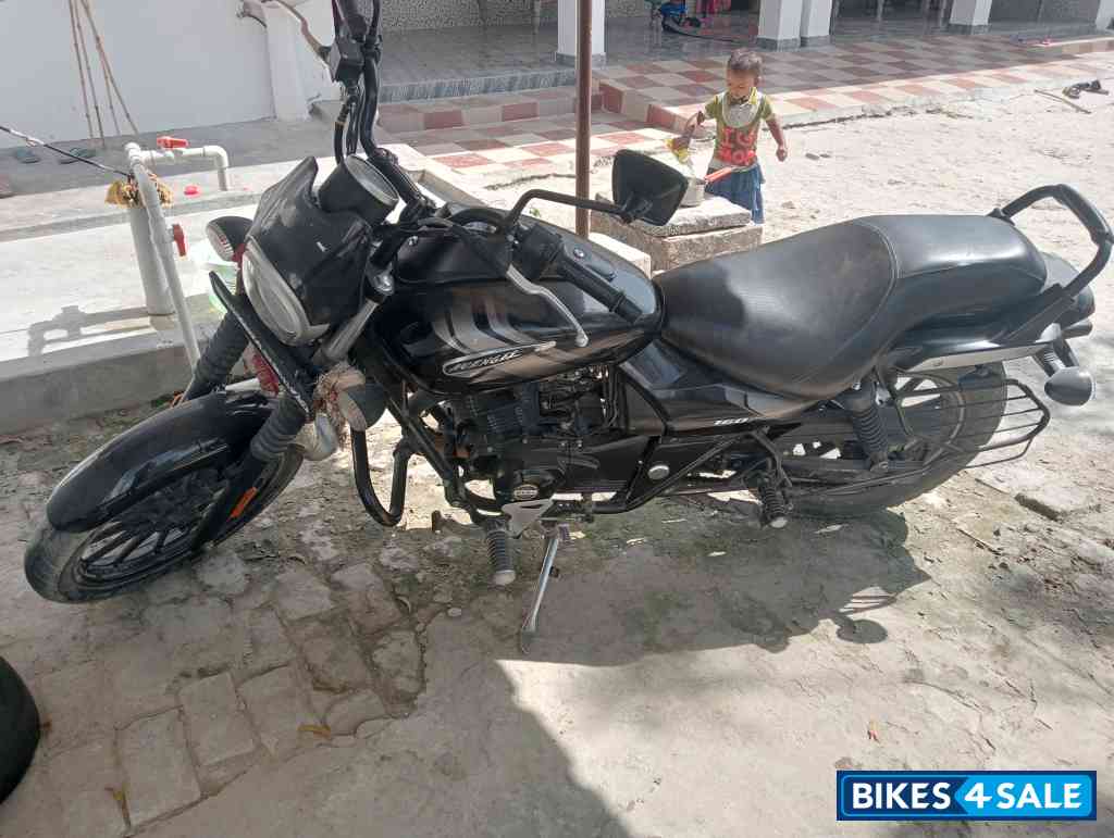 Black Bajaj Avenger Street 160 BS6