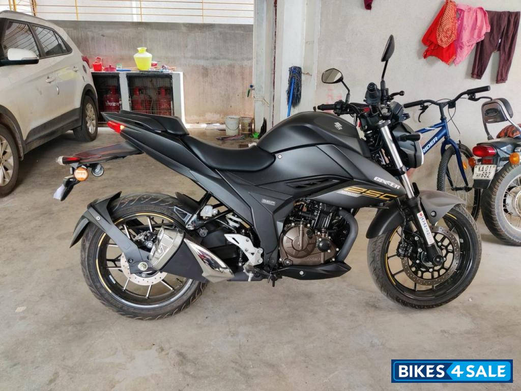 Metallic Mat Black Suzuki Gixxer 250 BS6