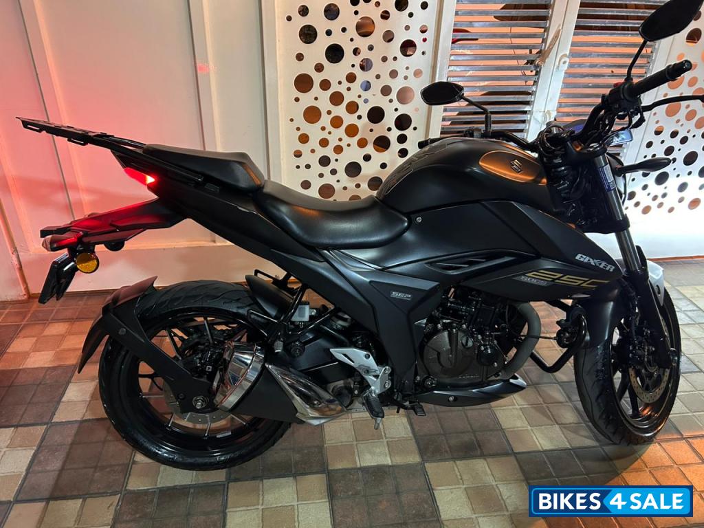 Metallic Mat Black Suzuki Gixxer 250 BS6