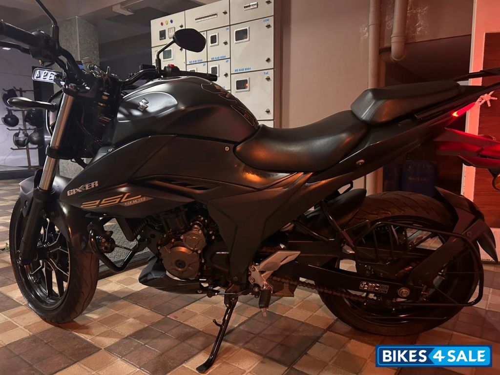 Metallic Mat Black Suzuki Gixxer 250 BS6