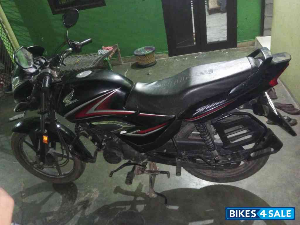 Black Honda Shine 125