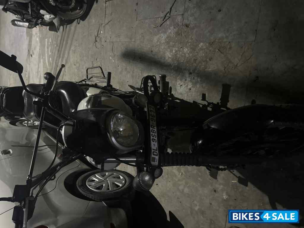 White Bajaj Avenger Street 220