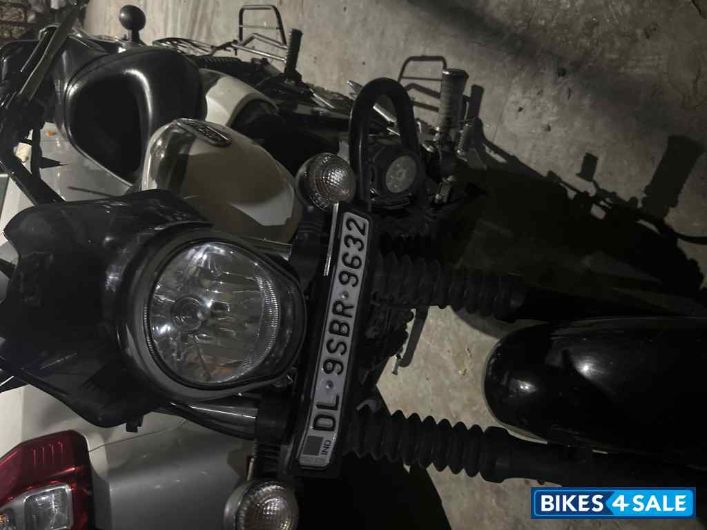 White Bajaj Avenger Street 220