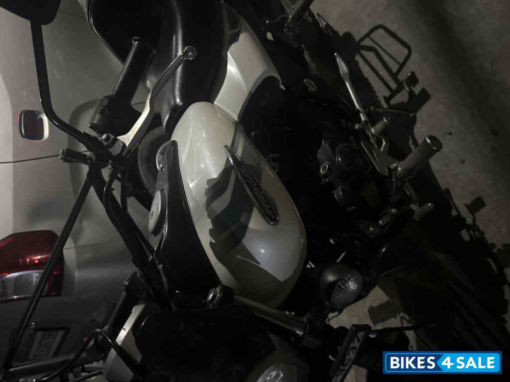 White Bajaj Avenger Street 220