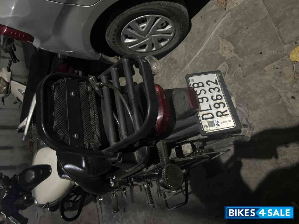 White Bajaj Avenger Street 220