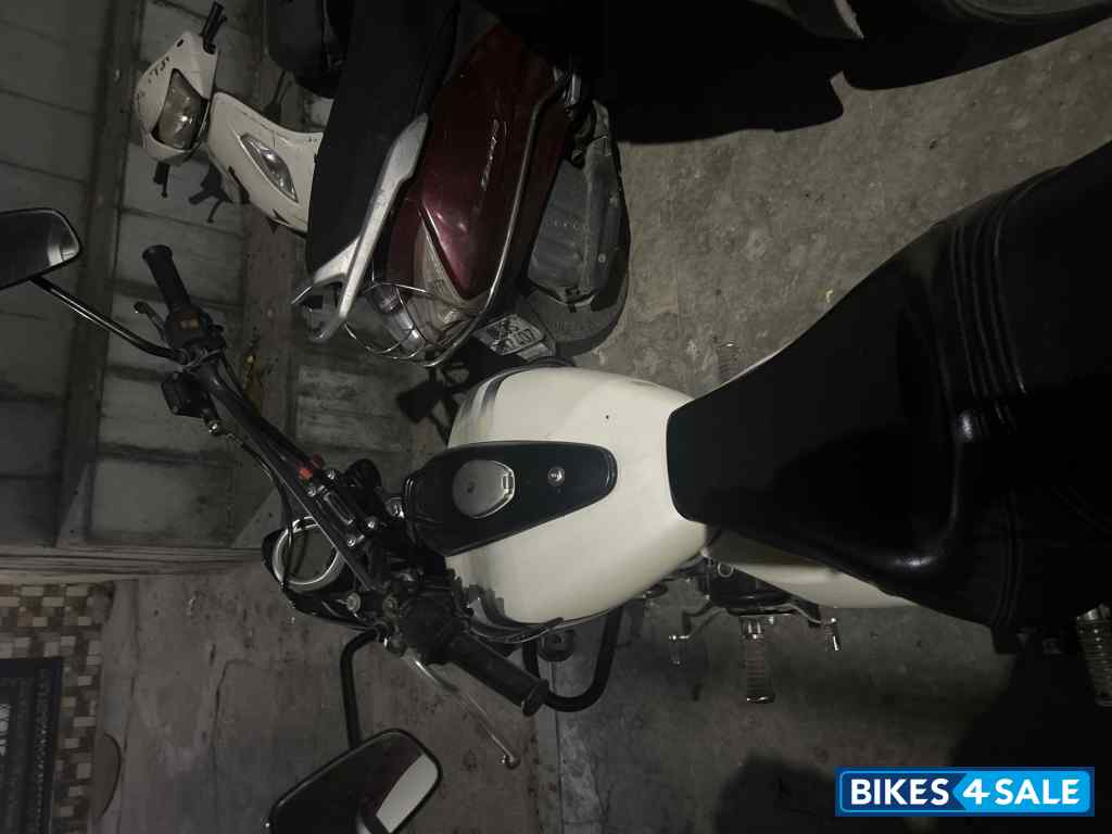 White Bajaj Avenger Street 220