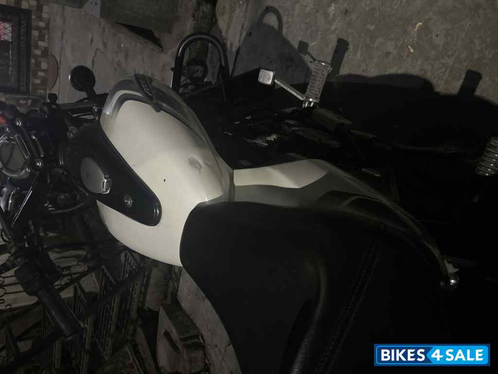 White Bajaj Avenger Street 220