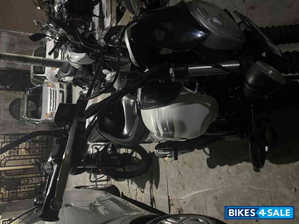 White Bajaj Avenger Street 220
