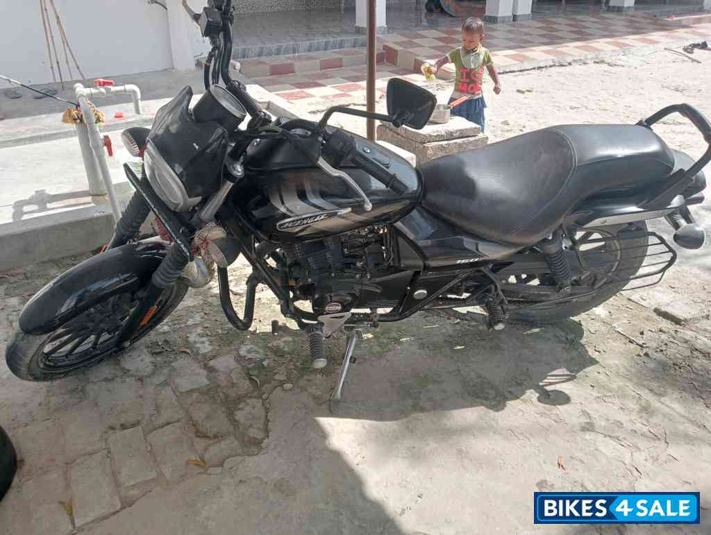 Black Bajaj Avenger Street 160 BS6