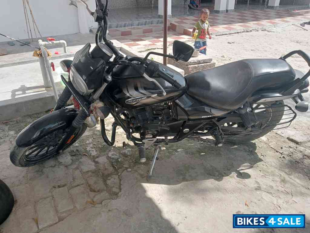 Black Bajaj Avenger Street 160 BS6