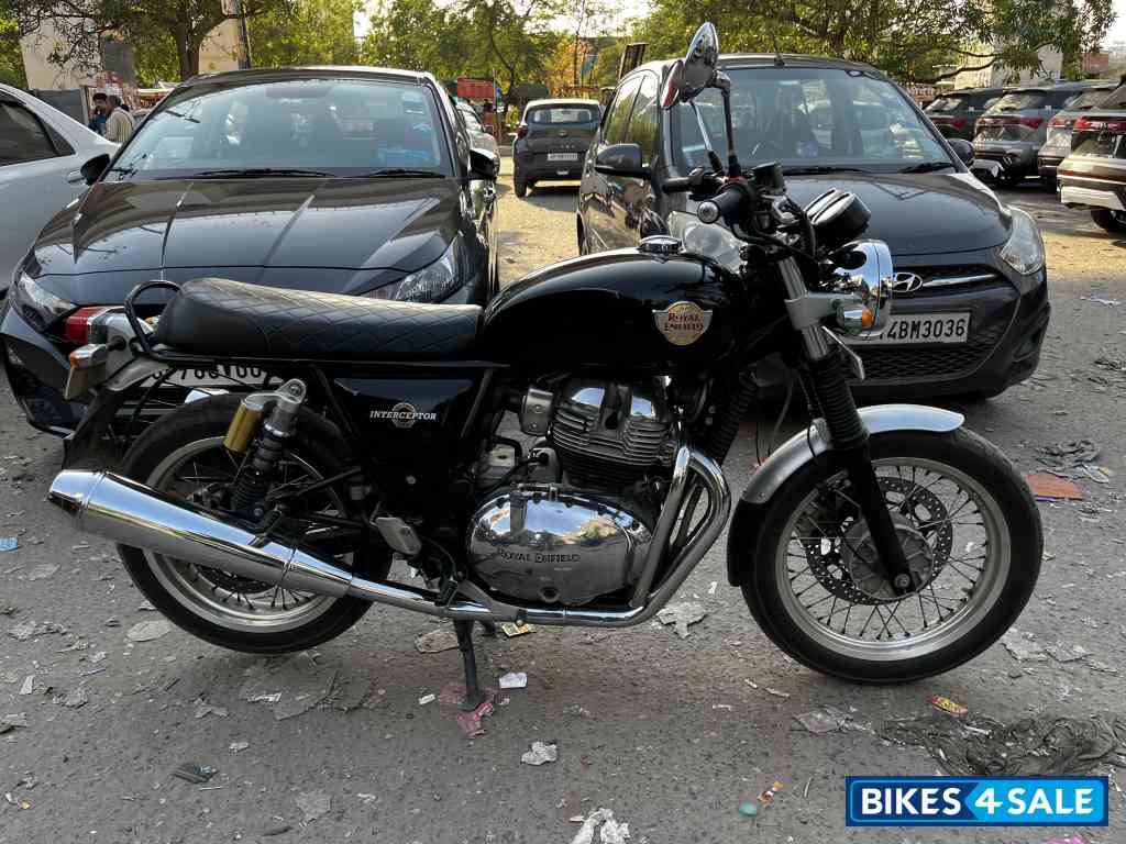 Black Royal Enfield Interceptor 650 Twin