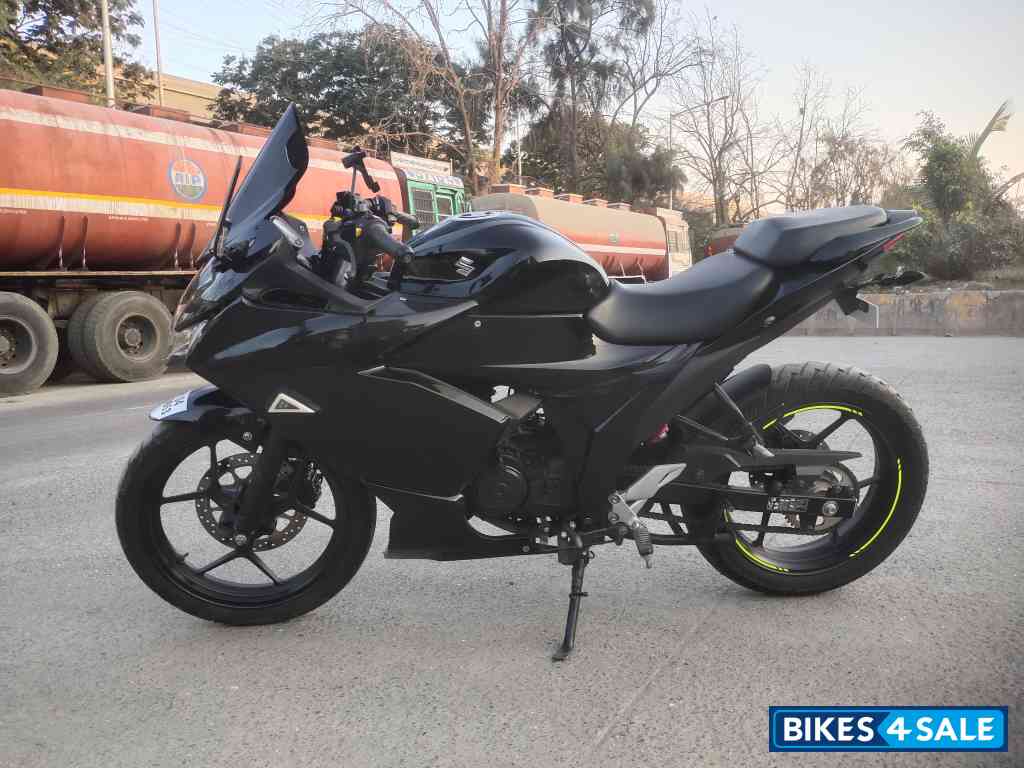 Black Suzuki Gixxer SF BS6