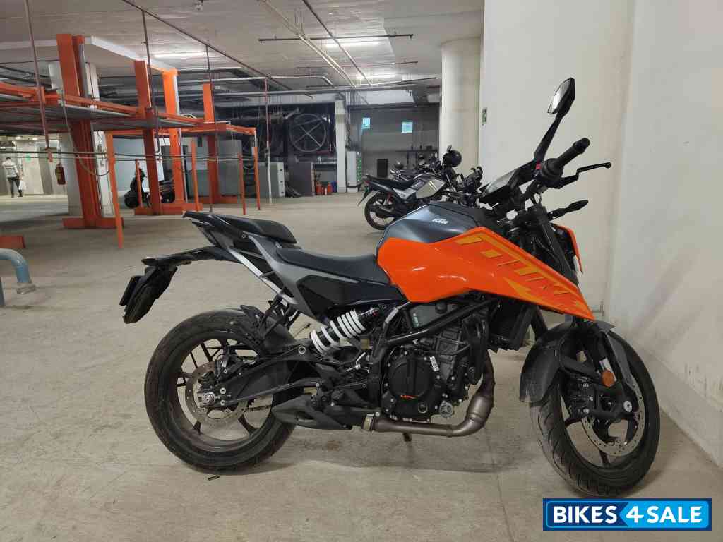 Orange KTM Duke 250 2024