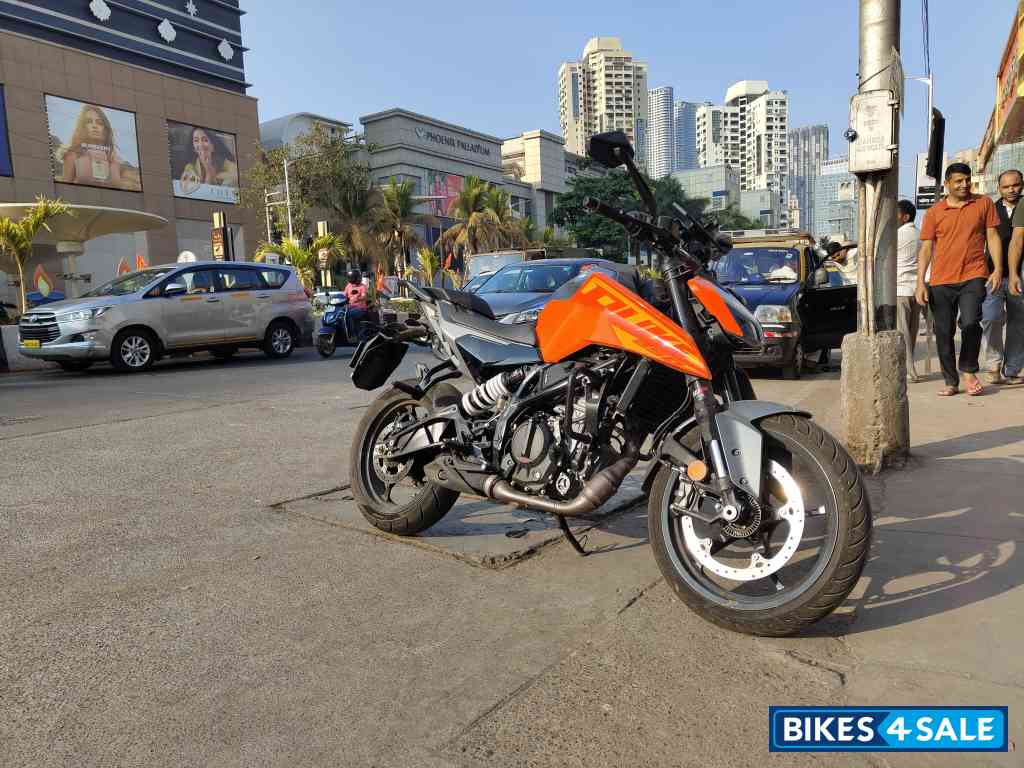 Orange KTM Duke 250 2024