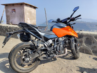 Orange KTM Duke 250 2024