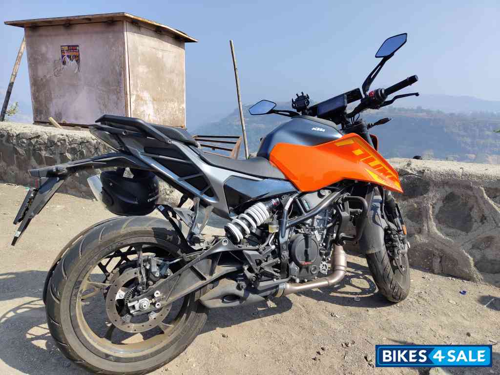 Orange KTM Duke 250 2024
