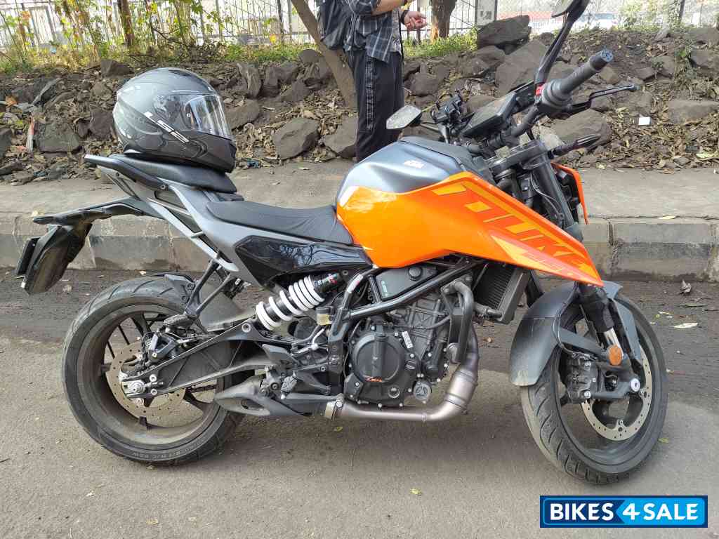 Orange KTM Duke 250 2024