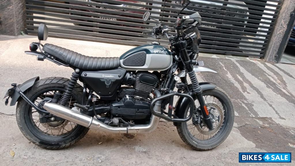 Yezdi Scrambler Dual Tone
