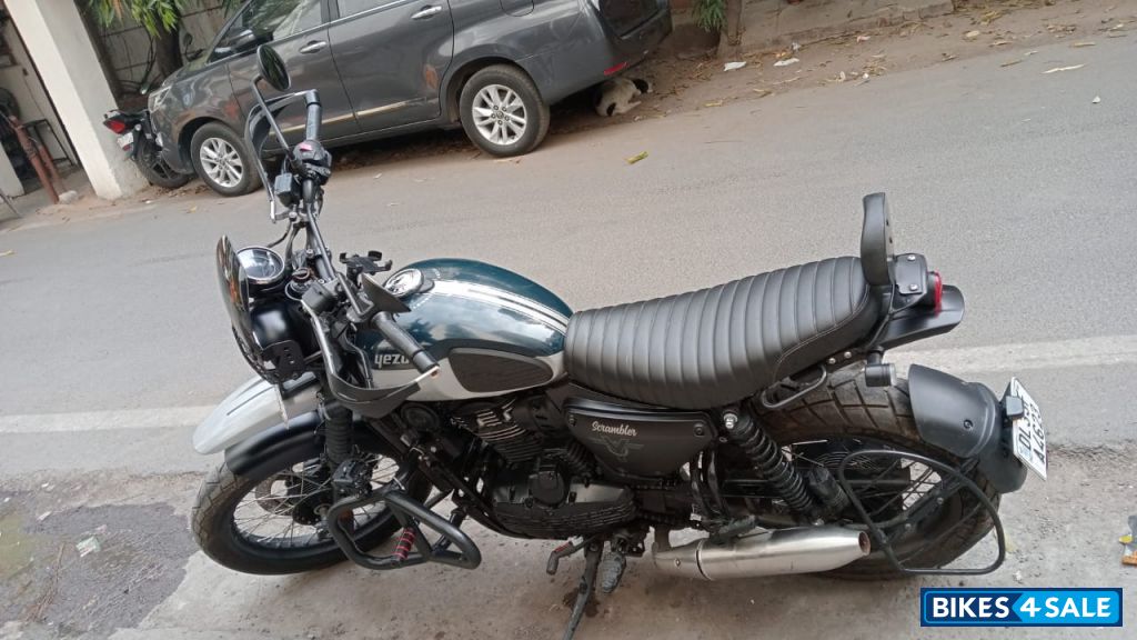 Yezdi Scrambler Dual Tone